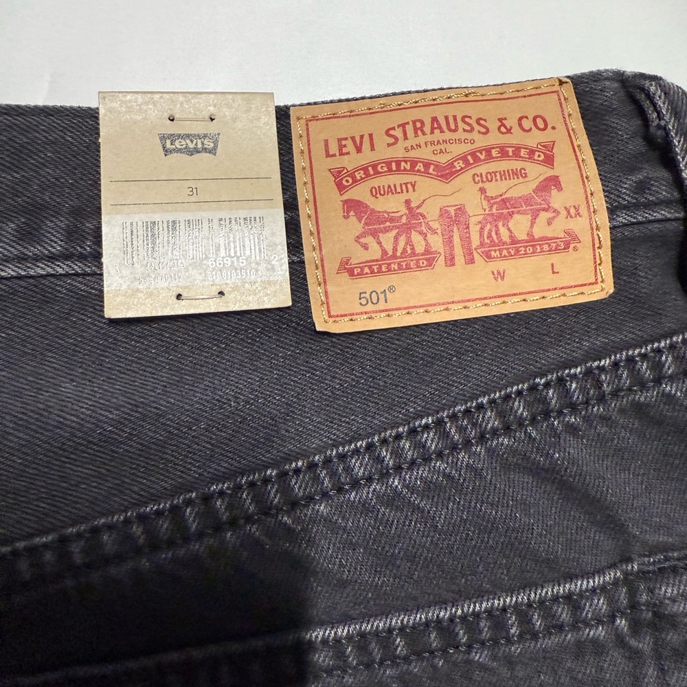Levi’s Women high rise fitted denim shorts through the hip - Picture 5 of 10